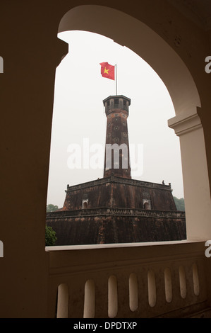 Blick auf Flagge Tower Vietnam militärische Geschichte Museum Hanoi von den Franzosen gebaut. Stockfoto