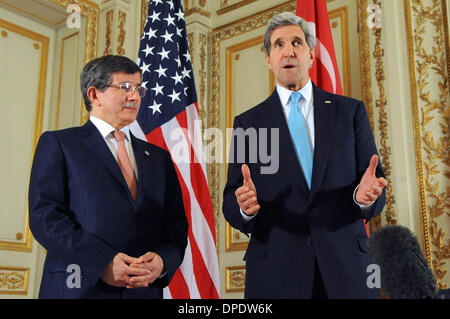 US-Außenminister John Kerry flankiert von der türkische Außenminister Ahmet Davutoglu, Adressen Reportern nach einem bilateralen Gespräch, die folgte ein Treffen des Arbeitskreises London 11 12. Januar 2014 in Paris, Frankreich. Stockfoto