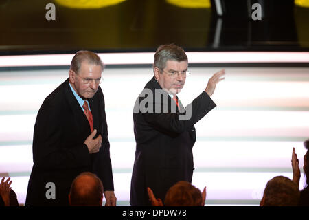 Zürich, Schweiz. 13. Januar 2014. Ehemaliger Präsident des IOC, Jacques Rogge (L) und sein Nachfolger Thomas Bach kommen im Kongresshaus Zürich in Zürich, Schweiz, 13. Januar 2014. Foto: PATRICK SEEGER/Dpa/Alamy Live News Stockfoto