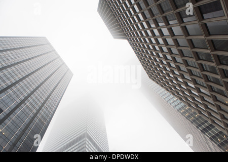 Seitlicher Blick auf Hochhäuser im Nebel, New York City, USA Stockfoto