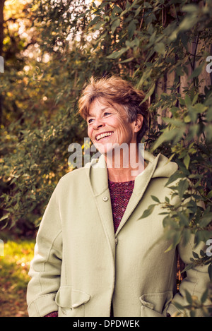 Porträt von Reife Frau im Garten Stockfoto