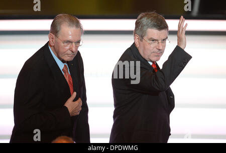 Zürich, Schweiz. 13. Januar 2014. Ehemaliger Präsident des IOC, Jacques Rogge (L) und sein Nachfolger Thomas Bach kommen im Kongresshaus Zürich in Zürich, Schweiz, 13. Januar 2014. Foto: PATRICK SEEGER/Dpa/Alamy Live News Stockfoto