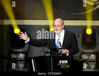 Zürich, Schweiz. 13. Januar 2014. FIFA-Präsident Sepp Blatter spricht während der FIFA Ballon d ' or Gala 2013 auf Kongresshaus Zürich in Zürich, Schweiz, 13. Januar 2014 statt. Foto: PATRICK SEEGER/Dpa/Alamy Live News Stockfoto