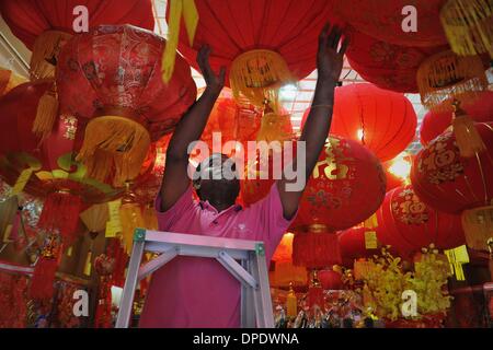 Kuala Lumpur, MALAYSIA. 12. Januar 2014. Kreditor auflegt roten Laternen während der bevorstehenden Chinese New Year am Wochenmarkt in Kuala Lumpur, Malaysia am 12. Januar 2014.The Chinese New Year des Pferdes am 31. Januar fällt, 2014.Photo: Firdaus Latif/NurPhoto © Firdaus Latif/NurPhoto/ZUMAPRESS.com/Alamy Live News Stockfoto