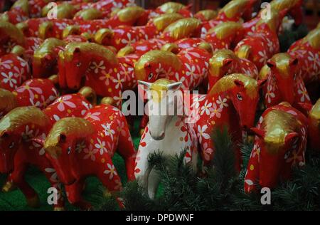 Kuala Lumpur, MALAYSIA. 12. Januar 2014. Pferd Figur auf dem Display während der bevorstehenden Chinese New Year im Einkaufszentrum in Kuala Lumpur, Malaysia am 12. Januar 2014.The Chinese New Year des Pferdes am 31. Januar fällt, 2014.Photo: Firdaus Latif/NurPhoto © Firdaus Latif/NurPhoto/ZUMAPRESS.com/Alamy Live News Stockfoto