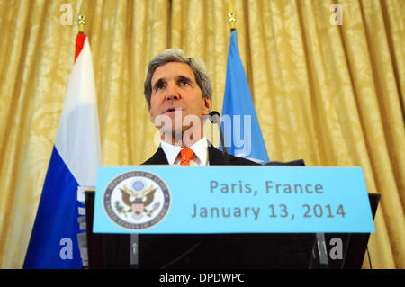 US-Außenminister John Kerry befasst sich mit Reportern nach einer drei-Wege-Diskussion mit dem russischen Außenminister Sergej Lawrow und UN-Sonderbeauftragten für Syrien Lakhdar Brahimi 13. Januar 2014 in Paris, Frankreich. Stockfoto