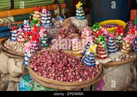 Knoblauch zum Verkauf auf einem Markt in Vietnam Stockfoto