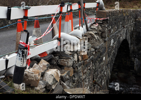 Leitkegel und Band für eine beschädigte Brücke auf einer Bundesstrasse auf der Isle of Mull Stockfoto