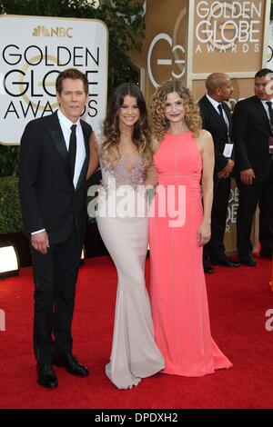 Los Angeles, USA. 11. Januar 2014. US-Schauspieler stellen Kyra Sedgwick (R) und Kevin Bacon mit seine stahlharte, Miss Golden Globe, Sosie Bacon, teilnehmen 71. Annual Golden Globe Awards aka Golden Globes im Hotel Beverly Hilton in Los Angeles, USA, am 12. Januar 2014. Foto: Hubert Boesl/Dpa/Alamy Live News Stockfoto