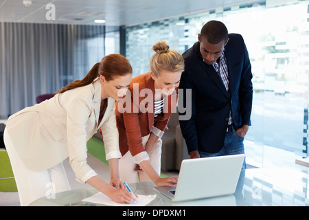 Unternehmer arbeiten am Laptop und schreiben Aktivität Stockfoto