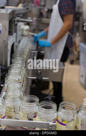 Glasgläser am Fließband Stockfoto