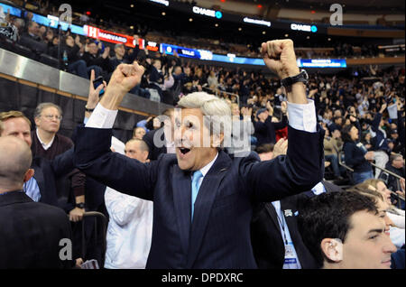 US-Außenminister John Kerry feiert nach der Männer Varsity Eishockeymannschaft aus seiner Alma Mater, Yale University, das erste Tor in seinem Spiel gegen Archivierung Harvard University im Madison Square Garden 11. Januar 2014 in New York, NY schoss. Stockfoto