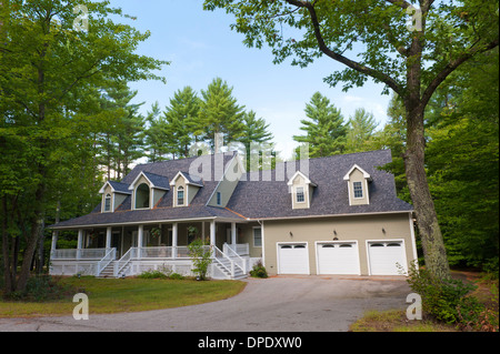 Haus mit dreifach Garage in der Nähe von North Conway, New Hampshire, USA. Stockfoto