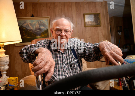 Ein 93-jähriger Mann in seinem Haus. Stockfoto