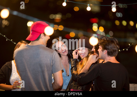 Junge Erwachsene Freunde, die Spaß an Party auf dem Dach Stockfoto