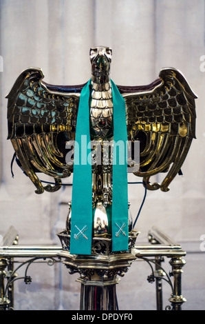 Messing Adler Rednerpult in Bath Abbey Stockfoto