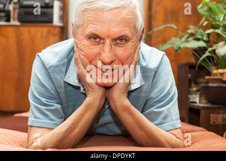 Nahaufnahme des älteren Menschen zu Hause. Stockfoto