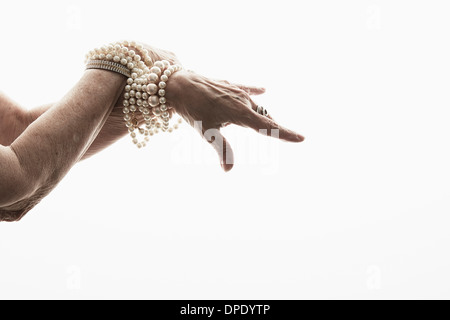 Studioaufnahme von Reife Frau Hände tragen von Schmuck Stockfoto