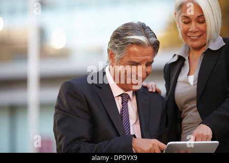 Geschäftsleute, die mit digital-Tablette Stockfoto