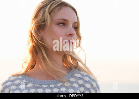 Porträt der jungen Frau an der Küste, Whitstable, Kent, UK Stockfoto