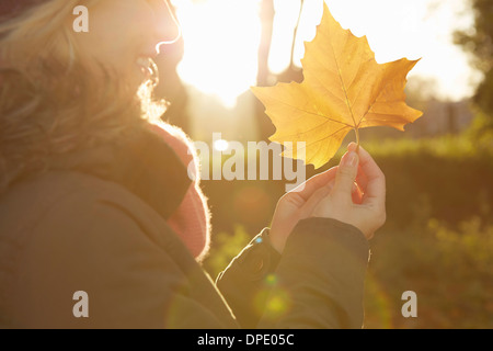 Porträt der jungen Frau im Park, mit Herbst Blatt Stockfoto