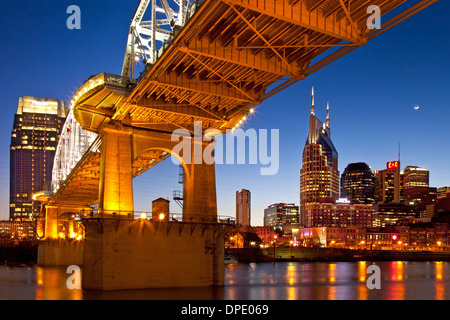Neu benannte John Seigenthaler Fußgänger Brücke (ehemals Shelby St - b 1907), mit Skyline über Nashville, Tennessee, USA Stockfoto