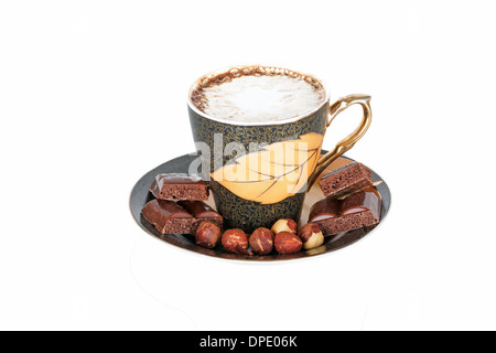 Tasse Kaffee mit Sahne und Schokolade auf weißem Hintergrund Stockfoto