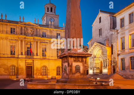 Denkmal-Obelisk, Eglise Saint-Trophime und Hôtel de Ville in Place De La Republique, Arles, Provence Frankreich Stockfoto