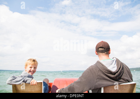 Vater und Sohn auf Tretboot, See Ammersee, Bayern, Deutschland Stockfoto