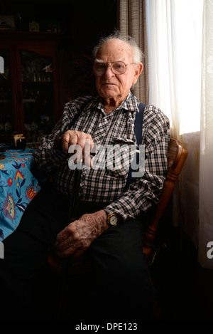 Ein 93-jähriger Mann in seinem Haus. Stockfoto