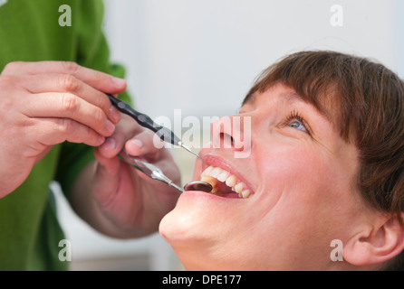 Zahnarzt arbeitet an Patientin, Nahaufnahme Stockfoto