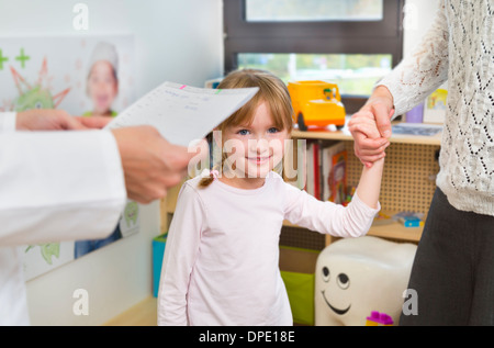 Mädchen Hand in Hand mit Mutter an Zahnärzte Stockfoto