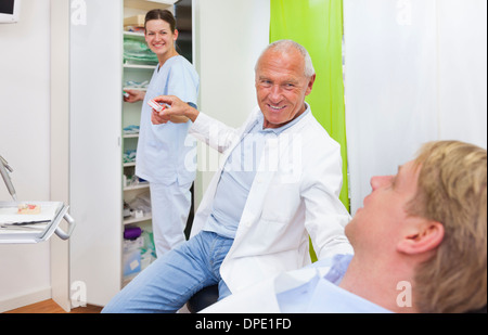 Behandlung von männlichen Patienten männlichen Zahnarzt Stockfoto