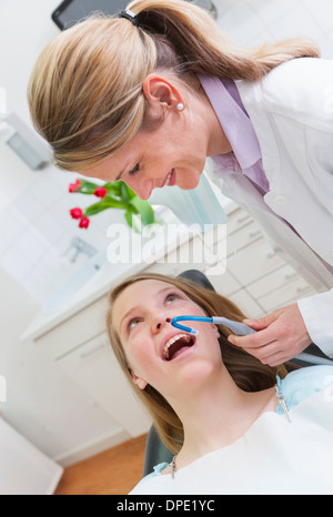 Zahnarzt auf Teenager-Mädchen Stockfoto