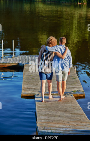 Zwei männliche Erwachsene Freunde Spaziergang am Pier, Hotels, Schweden Stockfoto