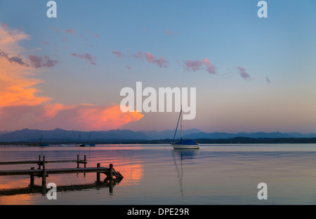 Ansicht der Yacht bei Sonnenuntergang am Starnberger See, Bayern, Deutschland Stockfoto