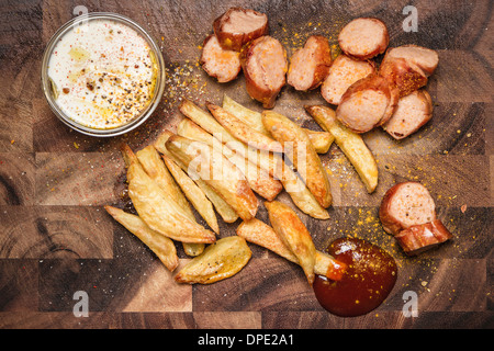 Stillleben mit Pommes frites, Ketchup und currywurst Stockfoto