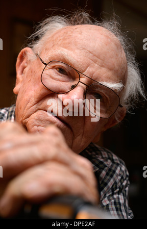 Ein 93-jähriger Mann in seinem Haus. Stockfoto