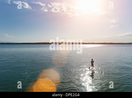 Paddeln im Starnberger See, Bayern, Deutschland Stockfoto