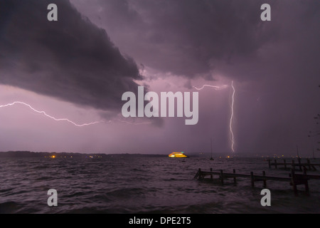 Blick auf Sturm und Donner am Starnberger See, Bayern, Deutschland Stockfoto