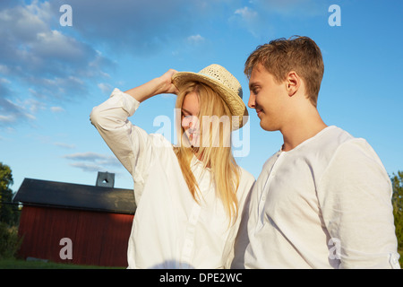 Glückliches junges Paar, die Sonne zu genießen Stockfoto