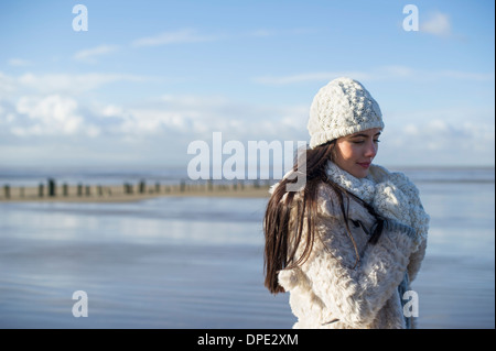 Junge Frau trägt stricken Hut, Brean Sands, Somerset, England Stockfoto