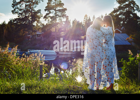 Zwei junge Erwachsene weibliche Freunde in Decke gehüllt, Hotels, Schweden Stockfoto
