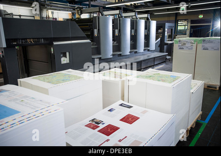 Paletten mit fertigen Druckerzeugnisse im Digitaldruck Papierlager Stockfoto