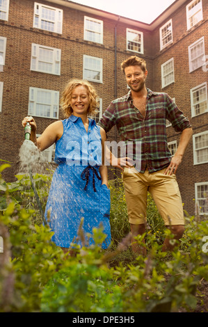 Paar Bewässerung Gemüse auf Sozialsiedlung Zuteilung Stockfoto