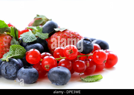 verschiedenen Beeren - Erdbeere, Johannisbeere, Heidelbeere auf weißem Hintergrund Stockfoto