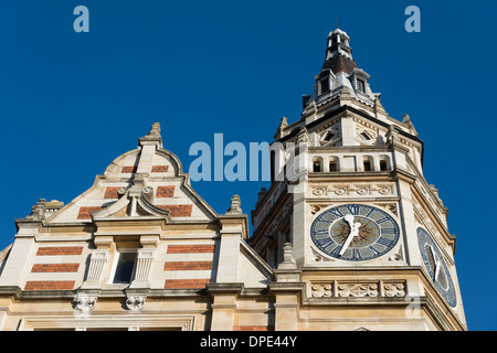 Eine reich verzierte Turmuhr und Dach auf der Oberseite der LLoyds Bank Gebäude in Cambridge UK Stockfoto