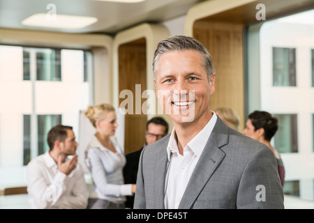 Geschäftsmann vor Kollegen Stockfoto