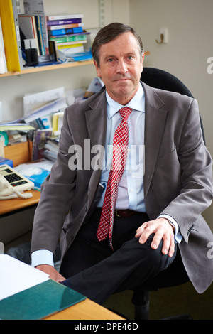 Hausarzt Dr. Robert Mather, 38 Jahre, für den NHS in seinem Sprechzimmer abgebildet gearbeitet hat Stockfoto