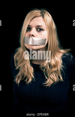 Porträt von Angst entführt Frau als Geisel mit Klebeband über den Mund Stockfoto